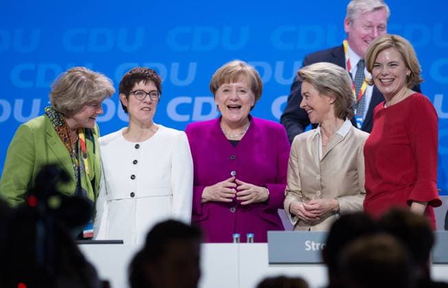 vl: Monika GRUETTERS (CDU), Annegret KRAMP-KARRENBAUER (Vorsitzende der CDU Saar, Ministerpraesidentin vom Saarland), Vorsitzende Dr.Angela MERKEL (CDU), Dr.Ursula VON DER LEYEN (stellvertretende Vorsitzender der CDU), Julia KLOECKNER (stellvertretende Vorsitzender der CDU). 30.Parteitag der CDU Deutschlands in der Station in Berlin, Deutschland am 26.02.2018. *** lr Monika GRUETTERS CDU Annegret KRAMP KARRENBAUER Chairwoman of the CDU Saar Minister President of the Saarland Chairwoman Angela MERKEL CDU Dr Ursula VON DER LEYEN Deputy Chairman of the CDU Julia KLOECKNER Deputy Chairman of the CDU 30 Party Congress of the CDU Germany at the station in Berlin Germany on 26 02 2018