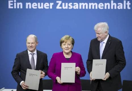 Bilder des Tages (l-r) Der designierte Bundesfinanzminister Olaf Scholz, SPD, Bundeskanzlerin Angela Merkel, CDU, und der designierte Bundesinnenminister Horst Seehofer, CSU, posieren im Rahmen der Unterzeichnung vom Koalitionsvertrag zwischen SPD, CDU und CSU im Paul-Loebe-Haus in Berlin, 12.03.2018. Berlin Deutschland *** The designated Federal Finance Minister Olaf Scholz SPD Chancellor Angela Merkel CDU and the designated Federal Interior Minister Horst Seehofer CSU pose as part of the signing of the coalition agreement between the SPD CDU and CSU at the Paul Loebe House in Berlin 12 03 2018 Berlin Germany Copyright: xFlorianxGaertner photothek.netx