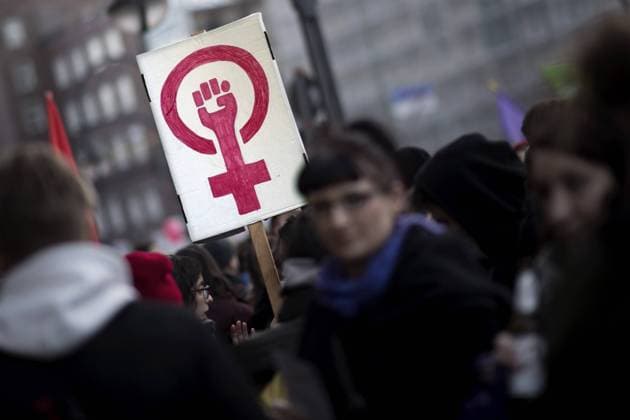 International Woman s Day Berlin DEU, Deutschland, Germany, Berlin, 08.03.2018 Frauen mit Symbol biologisches Zeichen Symbol Frau Frauenpower auf dem Internationalen Frauentag unter dem Motto Feminismus heisst Widerstand und Still loving Feminism, Frauenkampftag 2015 am 8. Maerz in Berlin. Die Demostration fordert die Gleichberechtigung und mehr Rechte von Frauen, die sexuelle Selbstbestimmung und protestiert gegen sexuelle Gewalt an Frauen. Der Frauentag wurde auf Anregung der deutschen Sozialdemokratin ClaraZetkin erstmals am 19. Maerz 1911 in Deutschland und in Nachbarlaendern organisiert. Seit 1921 wird der Frauentag jaehrlich am 8. Maerz gefeiert und hat ueber die metoo Diskussion aktuelle Bedeutung erhalten. Participants with symbol Women s power at the march in protest is in favour of women s rights at the International Woman s Da