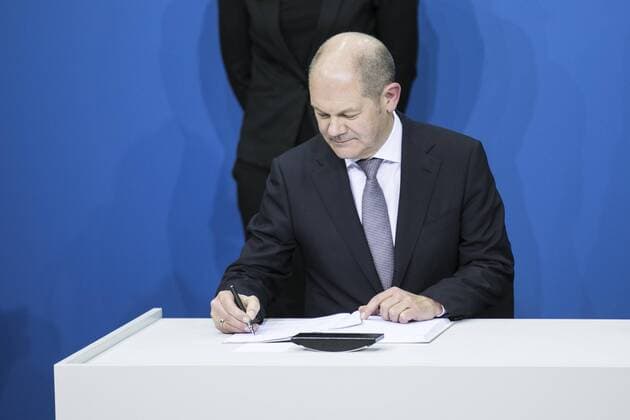Bilder des Tages Der designierte Bundesfinanzminister Olaf Scholz, SPD, aufgenommen im Rahmen der Unterzeichnung vom Koalitionsvertrag zwischen SPD, CDU und CSU im Paul-Loebe-Haus in Berlin, 12.03.2018. Berlin Deutschland