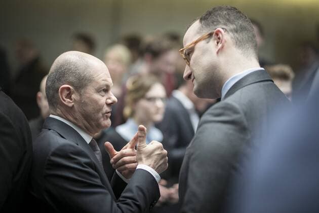 Der designierte Bundesfinanzminister Olaf Scholz (L), SPD, unterhaelt sich mit dem designierten Bundesgesundheitsminister Jens Spahn, CDU, beim Empfang nach der Unterzeichnung vom Koalitionsvertrag zwischen SPD, CDU und CSU im Paul-Loebe-Haus in Berlin, 12.03.2018. Berlin Deutschland