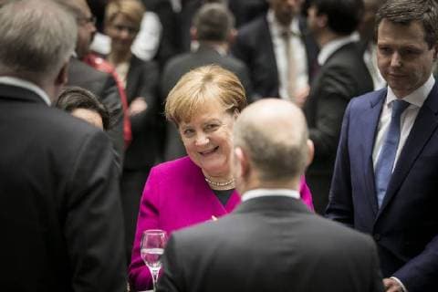 Bundeskanzlerin Angela Merkel, CDU, unterhaelt sich mir dem designierten Bundesfinanzminister Olaf Scholz, SPD, beim Empfang nach der Unterzeichnung vom Koalitionsvertrag zwischen SPD, CDU und CSU im Paul-Loebe-Haus in Berlin, 12.03.2018. Berlin Deutschland *** Chancellor Angela Merkel CDU keeps me with the designated Federal Finance Minister Olaf Scholz SPD at the reception after the signing of the coalition agreement between the SPD CDU and CSU in the Paul Loebe House in Berlin 12 03 2018 Berlin Germany Copyright: xFlorianxGaertner photothek.netx