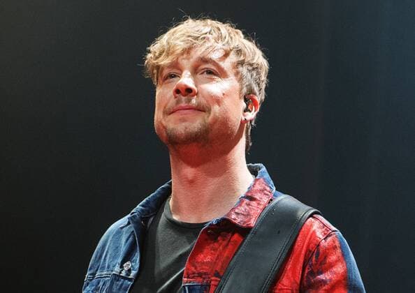 Berlin - Friedrichshain Sunrise Avenue( Samu Haber, Riku Rajamaa, Osmo Ikonen, Sami Osala) ist eine finnische Rockband, deren Stil auch Pop-Rock und Balladen umfasst. Im Bild Samu Haber bei der Heartbreak Century Tour in der Mercedes Benz Arena Berlin am 12.03.2018. *** Sami Haber Riku Rajamaa Osmo Icons Sami Osala is a Finnish rock band whose style also includes pop rock and ballads. Pictured Copyright: xEIBNER DanielxLakomskix EP_DLI