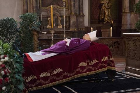 Bilder des Tages Bilder des Tages Der verstorbene fruehere Mainzer Bischof Kardinal Karl Lehmann ist am Dienstag (13.03.18) in der Augustinerkirche in Mainz aufgebahrt. Bis zum 20. Maerz koennen Menschen dort von Lehmann Abschied nehmen. Am 21. Maerz soll der Verstorbene in einem Trauerzug in den nahe gelegenen Mainzer Dom uebergefuehrt und nach einem Gottesdienst in der Bischofsgruft bestattet werden. Der populaere Kardindal war am fruehen Sonntagmorgen im Alter von 81 Jahren in seinem Mainzer Haus gestorben. Der ehemalige Vorsitzende der katholischen Deutschen Bischofskonferenz galt in den vergangenen Jahrzehnten als einer der praegendsten Repraesentanten der katholischen Kirche in Deutschland. (Siehe epd-Meldung vom 13.03.18) Verstorbener Kardinal Karl Lehmann in Mainz aufgebahrt *** The deceased former Mainz Bishop Cardinal Karl Lehmann is laid out in the Augustinerki Copyright: epd-bild AndreaxEnderlein EDITORIAL USE ONLY