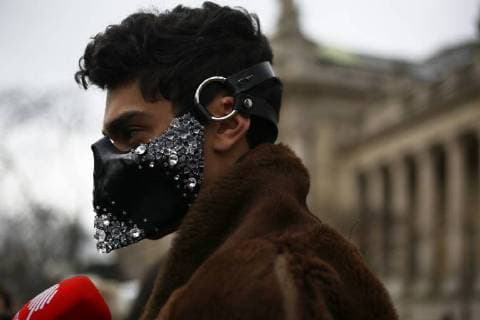 A chic showgoer arriving at the Chanel show during Paris Fashion Week - March 6, 2018 - PFW: Fall 2018 Street Style Day 8, Paris France  Copyright: xValentinaxRanierix h_00494445