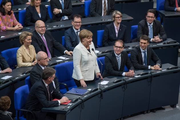 Bilder des Tages Berlin Politik Deutscher Bundestag 19. Sitzung des Deutschen Bundestag am Mittwoch den 14. Maerz 2018. Erster Tagesordnungspunkt war die Wahl von Angela Merkel zur Bundeskanzlerin. Im Bild: Angela Merkel ist mit 364 von 692 abgegebenen Stimmen zum vierten Mal zur Bundeskanzlerin gewaehlt worden. Sie nimmt die Wahl an. 14.3.2018, Berlin