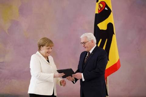 Bilder des Tages Bundeskanzlerin Angela Merkel, CDU, erhaelt im Schloss Bellevue die Ernennungsurkunde von Bundespraesident Frank-Walter Steinmeier. Berlin, 14.03.2018. Berlin Deutschland *** Federal Chancellor Angela Merkel CDU receives the certificate of appointment of Federal President Frank Walter Steinmeier Berlin 14 03 2018 Berlin Germany at Schloss Bellevue Copyright: xThomasxTrutschel photothek.netx
