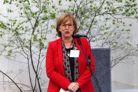14.03.2018, Frankfurt, Palmengarten Städte wagen Wildnis -wird als Projekt der ,UN-Dekade Biologische Vielfalt˜ ausgezeichnet Stadt Frankfurt erhält Preis für das Projekt - Vielfalt Baum Bild zeigt: Christiane Paulus Bundesministerium für Umwelt, Naturschutz und Reaktorsicherheit (BMU) mit einem lebenden echten Schmetterlin auf der Hans