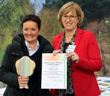 14.03.2018, Frankfurt, Palmengarten Städte wagen Wildnis -wird als Projekt der ,UN-Dekade Biologische Vielfalt˜ ausgezeichnet Stadt Frankfurt erhält Preis für das Projekt - Vielfalt Baum Bild zeigt: Rosemarie Heilig (Grüne) Umweltdezernentin der Stadt Frankfurt mit Christiane Paulus Bundesministerium für Umwelt, Naturschutz und Reaktorsicherheit (BMU) mit dem Preis
