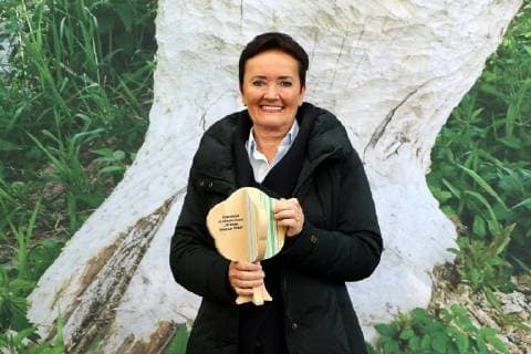14.03.2018, Frankfurt, Palmengarten Städte wagen Wildnis -wird als Projekt der ,UN-Dekade Biologische Vielfalt˜ ausgezeichnet Stadt Frankfurt erhält Preis für das Projekt - Vielfalt Baum Bild zeigt: Rosemarie Heilig (Grüne) Umweltdezernentin der Stadt Frankfurt mit dem Preis