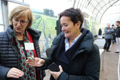 14.03.2018, Frankfurt, Palmengarten Städte wagen Wildnis -wird als Projekt der ,UN-Dekade Biologische Vielfalt˜ ausgezeichnet Stadt Frankfurt erhält Preis für das Projekt - Vielfalt Baum Bild zeigt: Rosemarie Heilig (Grüne) Umweltdezernentin der Stadt Frankfurt mit einem lebenden echten Schmetterling auf der Hand und Christiane Paulus Bundesministerium für Umwelt, Naturschutz und Reaktorsicherheit (BMU)