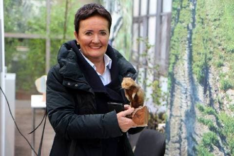 14.03.2018, Frankfurt, Palmengarten Städte wagen Wildnis -wird als Projekt der ,UN-Dekade Biologische Vielfalt˜ ausgezeichnet Stadt Frankfurt erhält Preis für das Projekt - Vielfalt Baum Bild zeigt: Rosemarie Heilig (Grüne) Umweltdezernentin der Stadt Frankfurt mit einem ausgestopften Feldhamster in der Hand