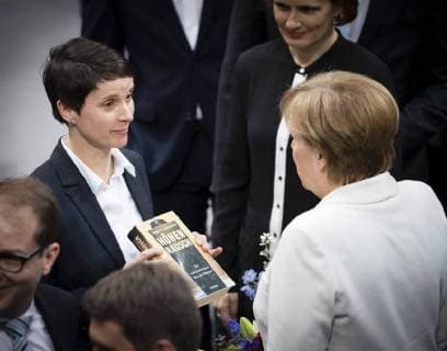 Bilder des Tages Frauke Petry (L), AfD, schenkt Bundeskanzlerin Angela Merkel, CDU, ein Buch mit dem Titel Hoehenrausch im Rahmen der Vereidigung der neuen Bundesregierung in Berlin, 14.03.2018. Berlin Deutschland *** Frauke Petry L AfD gives Chancellor Angela Merkel CDU a book entitled Hoehenrausch in the context of the swearing-in of the new Federal Government in Berlin 14 03 2018 Berlin Germany Copyright: xXanderxHeinl photothek.netx