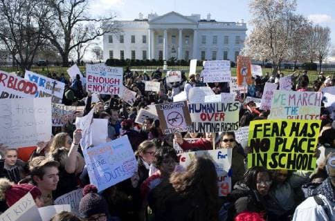Bilder des Tages Local area students participate in the National School Walkout protest for school safety, at the White House in Washington, D.C. on March 14, 2018. The youth-organized protest is to bring attention to school safety, protest gun violence and to honor the 17 victims of the shooting at Marjory Stoneman Douglas High School.  WAP20180314318 KEVINxDIETSCH