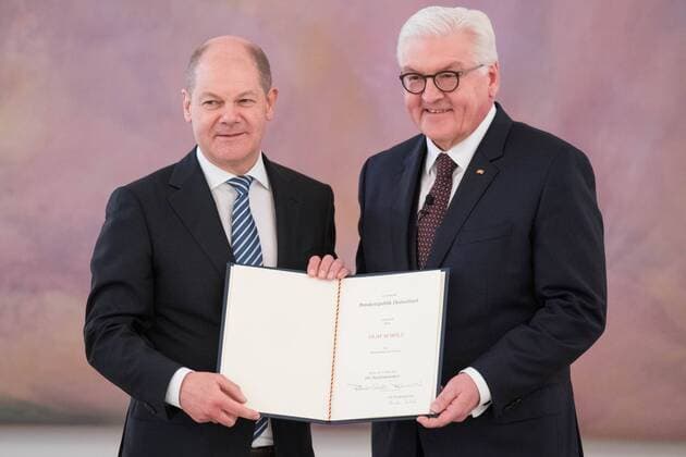 Bundespraesident Frank-Walter STEINMEIER (re.) uebergibt eine Urkunde an Olaf SCHOLZ (Vizekanzler, Finanzminister, SPD), übergibt, Übergabe, Uebergabe, halbe Figur, Halbfigur, Ernnennungsurkunde, Ernennung der Mitglieder des kuenftigen Bundeskabinetts im Schloss Bellevue am 14.03.2018.