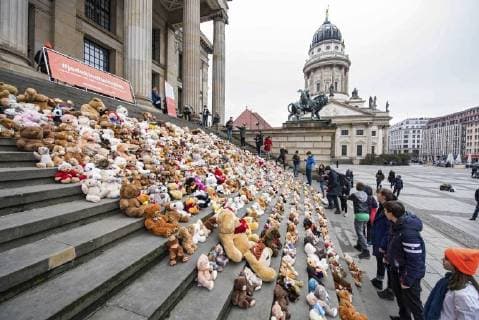 Kinder und Jugendliche haben am Donnerstag (15.03.18) auf der Treppe zum Konzerthaus am Berliner Gendarmenmarkt ein Mahnmal aus 740 gespendeten Teddybaeren errichtet. Mit derTeddybaeren-Aktion hat die Hilfsorganisation World Vision Deutschland zum siebten Jahrestag des Kriegsbeginns auf das Leid der Kinder in Syrien aufmerksam gemacht. Bei dem Mahnmal steht jeder Teddy fuer 1.000 Kinder im Schulalter auf der Flucht. Die Baeren sollen anschliessend an gefluechtete Kinder in Berlin und in Jordanien verteilt werden. (Siehe epd-Meldung vom 15.03.2018) Syrien-Mahnmal aus 740 Teddybaeren