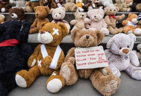 Kinder und Jugendliche haben am Donnerstag (15.03.18) auf der Treppe zum Konzerthaus am Berliner Gendarmenmarkt ein Mahnmal aus 740 gespendeten Teddybaeren errichtet. Mit derTeddybaeren-Aktion hat die Hilfsorganisation World Vision Deutschland zum siebten Jahrestag des Kriegsbeginns auf das Leid der Kinder in Syrien aufmerksam gemacht. Bei dem Mahnmal steht jeder Teddy fuer 1.000 Kinder im Schulalter auf der Flucht. Die Baeren sollen anschliessend an gefluechtete Kinder in Berlin und in Jordanien verteilt werden. (Siehe epd-Meldung vom 15.03.2018) Syrien-Mahnmal aus 740 Teddybaeren