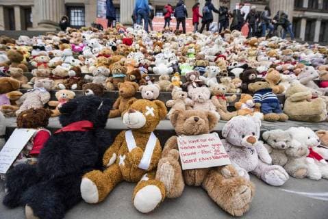 Kinder und Jugendliche haben am Donnerstag (15.03.18) auf der Treppe zum Konzerthaus am Berliner Gendarmenmarkt ein Mahnmal aus 740 gespendeten Teddybaeren errichtet. Mit derTeddybaeren-Aktion hat die Hilfsorganisation World Vision Deutschland zum siebten Jahrestag des Kriegsbeginns auf das Leid der Kinder in Syrien aufmerksam gemacht. Bei dem Mahnmal steht jeder Teddy fuer 1.000 Kinder im Schulalter auf der Flucht. Die Baeren sollen anschliessend an gefluechtete Kinder in Berlin und in Jordanien verteilt werden. (Siehe epd-Meldung vom 15.03.2018) Syrien-Mahnmal aus 740 Teddybaeren