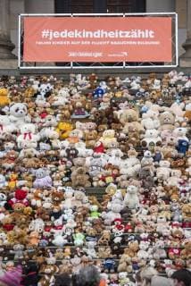 Kinder und Jugendliche haben am Donnerstag (15.03.18) auf der Treppe zum Konzerthaus am Berliner Gendarmenmarkt ein Mahnmal aus 740 gespendeten Teddybaeren errichtet. Mit derTeddybaeren-Aktion hat die Hilfsorganisation World Vision Deutschland zum siebten Jahrestag des Kriegsbeginns auf das Leid der Kinder in Syrien aufmerksam gemacht. Bei dem Mahnmal steht jeder Teddy fuer 1.000 Kinder im Schulalter auf der Flucht. Die Baeren sollen anschliessend an gefluechtete Kinder in Berlin und in Jordanien verteilt werden. (Siehe epd-Meldung vom 15.03.2018) Syrien-Mahnmal aus 740 Teddybaeren