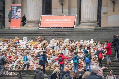 Kinder und Jugendliche haben am Donnerstag (15.03.18) auf der Treppe zum Konzerthaus am Berliner Gendarmenmarkt ein Mahnmal aus 740 gespendeten Teddybaeren errichtet. Mit derTeddybaeren-Aktion hat die Hilfsorganisation World Vision Deutschland zum siebten Jahrestag des Kriegsbeginns auf das Leid der Kinder in Syrien aufmerksam gemacht. Bei dem Mahnmal steht jeder Teddy fuer 1.000 Kinder im Schulalter auf der Flucht. Die Baeren sollen anschliessend an gefluechtete Kinder in Berlin und in Jordanien verteilt werden. (Siehe epd-Meldung vom 15.03.2018) Syrien-Mahnmal aus 740 Teddybaeren