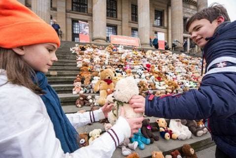 Kinder und Jugendliche haben am Donnerstag (15.03.18) auf der Treppe zum Konzerthaus am Berliner Gendarmenmarkt ein Mahnmal aus 740 gespendeten Teddybaeren errichtet. Mit derTeddybaeren-Aktion hat die Hilfsorganisation World Vision Deutschland zum siebten Jahrestag des Kriegsbeginns auf das Leid der Kinder in Syrien aufmerksam gemacht. Bei dem Mahnmal steht jeder Teddy fuer 1.000 Kinder im Schulalter auf der Flucht. Die Baeren sollen anschliessend an gefluechtete Kinder in Berlin und in Jordanien verteilt werden. (Siehe epd-Meldung vom 15.03.2018) Syrien-Mahnmal aus 740 Teddybaeren