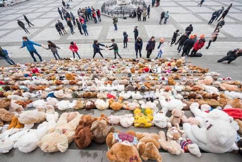 Kinder und Jugendliche haben am Donnerstag (15.03.18) auf der Treppe zum Konzerthaus am Berliner Gendarmenmarkt ein Mahnmal aus 740 gespendeten Teddybaeren errichtet. Mit derTeddybaeren-Aktion hat die Hilfsorganisation World Vision Deutschland zum siebten Jahrestag des Kriegsbeginns auf das Leid der Kinder in Syrien aufmerksam gemacht. Bei dem Mahnmal steht jeder Teddy fuer 1.000 Kinder im Schulalter auf der Flucht. Die Baeren sollen anschliessend an gefluechtete Kinder in Berlin und in Jordanien verteilt werden. (Siehe epd-Meldung vom 15.03.2018) Syrien-Mahnmal aus 740 Teddybaeren