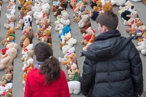 Kinder und Jugendliche haben am Donnerstag (15.03.18) auf der Treppe zum Konzerthaus am Berliner Gendarmenmarkt ein Mahnmal aus 740 gespendeten Teddybaeren errichtet. Mit derTeddybaeren-Aktion hat die Hilfsorganisation World Vision Deutschland zum siebten Jahrestag des Kriegsbeginns auf das Leid der Kinder in Syrien aufmerksam gemacht. Bei dem Mahnmal steht jeder Teddy fuer 1.000 Kinder im Schulalter auf der Flucht. Die Baeren sollen anschliessend an gefluechtete Kinder in Berlin und in Jordanien verteilt werden. (Siehe epd-Meldung vom 15.03.2018) Syrien-Mahnmal aus 740 Teddybaeren