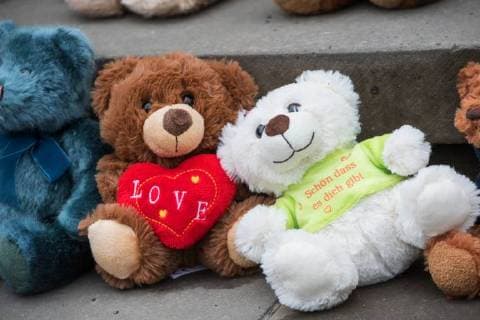 Kinder und Jugendliche haben am Donnerstag (15.03.18) auf der Treppe zum Konzerthaus am Berliner Gendarmenmarkt ein Mahnmal aus 740 gespendeten Teddybaeren errichtet. Mit derTeddybaeren-Aktion hat die Hilfsorganisation World Vision Deutschland zum siebten Jahrestag des Kriegsbeginns auf das Leid der Kinder in Syrien aufmerksam gemacht. Bei dem Mahnmal steht jeder Teddy fuer 1.000 Kinder im Schulalter auf der Flucht. Die Baeren sollen anschliessend an gefluechtete Kinder in Berlin und in Jordanien verteilt werden. (Siehe epd-Meldung vom 15.03.2018) Syrien-Mahnmal aus 740 Teddybaeren