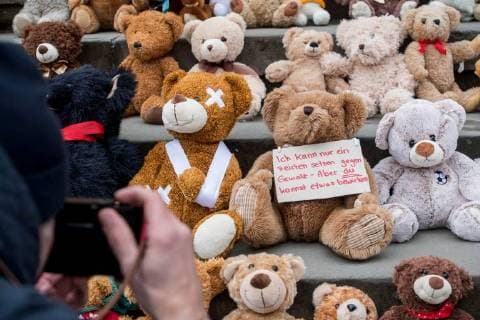 Kinder und Jugendliche haben am Donnerstag (15.03.18) auf der Treppe zum Konzerthaus am Berliner Gendarmenmarkt ein Mahnmal aus 740 gespendeten Teddybaeren errichtet. Mit derTeddybaeren-Aktion hat die Hilfsorganisation World Vision Deutschland zum siebten Jahrestag des Kriegsbeginns auf das Leid der Kinder in Syrien aufmerksam gemacht. Bei dem Mahnmal steht jeder Teddy fuer 1.000 Kinder im Schulalter auf der Flucht. Die Baeren sollen anschliessend an gefluechtete Kinder in Berlin und in Jordanien verteilt werden. (Siehe epd-Meldung vom 15.03.2018) Syrien-Mahnmal aus 740 Teddybaeren