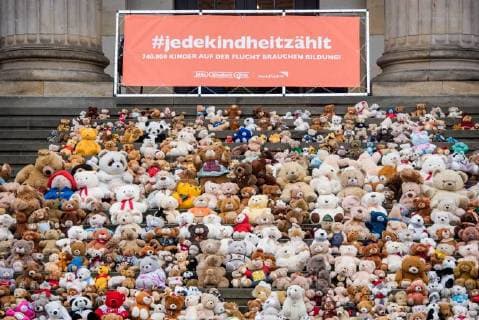 Kinder und Jugendliche haben am Donnerstag (15.03.18) auf der Treppe zum Konzerthaus am Berliner Gendarmenmarkt ein Mahnmal aus 740 gespendeten Teddybaeren errichtet. Mit derTeddybaeren-Aktion hat die Hilfsorganisation World Vision Deutschland zum siebten Jahrestag des Kriegsbeginns auf das Leid der Kinder in Syrien aufmerksam gemacht. Bei dem Mahnmal steht jeder Teddy fuer 1.000 Kinder im Schulalter auf der Flucht. Die Baeren sollen anschliessend an gefluechtete Kinder in Berlin und in Jordanien verteilt werden. (Siehe epd-Meldung vom 15.03.2018) Syrien-Mahnmal aus 740 Teddybaeren
