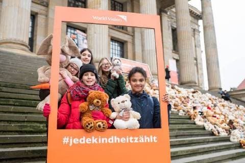 Kinder und Jugendliche haben am Donnerstag (15.03.18) auf der Treppe zum Konzerthaus am Berliner Gendarmenmarkt ein Mahnmal aus 740 gespendeten Teddybaeren errichtet. Mit derTeddybaeren-Aktion hat die Hilfsorganisation World Vision Deutschland zum siebten Jahrestag des Kriegsbeginns auf das Leid der Kinder in Syrien aufmerksam gemacht. Bei dem Mahnmal steht jeder Teddy fuer 1.000 Kinder im Schulalter auf der Flucht. Die Baeren sollen anschliessend an gefluechtete Kinder in Berlin und in Jordanien verteilt werden. (Siehe epd-Meldung vom 15.03.2018) Syrien-Mahnmal aus 740 Teddybaeren
