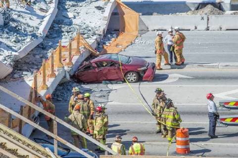 Firemen work after a pedestrians bridge collapsed near the Florida International University (FIU) in Miami, Florida, United States, 15 March 2018. Several casualties were reported after a pedestrians bridge that had been built recently collapsed near the Florida International University. Several dead after collapse of pedestirans bridge in Miami !ACHTUNG: NUR REDAKTIONELLE NUTZUNG!  Copyright: xGiorgioxVierax MIA001 20180315-636567480130142672