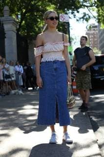 A chic showgoer posing on the street during New York Fashion Week - Sept 8, 2017 - NYFW: Spring 2018 Street Style Day 2, New York City New York United States  Copyright: xValentinaxRanierix h_00443035