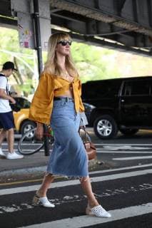 Lisa Aiken, Retail Fashion Director of Net-A-Porter, posing outside of the Coach runway show during New York Fashion Week - Sept 12, 2017 - NYFW: Spring 2018 Street Style Day 6, New York City New York United States  Copyright: xValentinaxRanierix h_00444924
