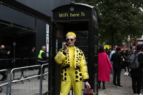 A chic showgoer posing on the street during London Fashion Week - Sept 16, 2017 - LFW: Spring 2018 Street Style Day 2, London England United Kingdom  Copyright: xValentinaxRanierix h_00447108