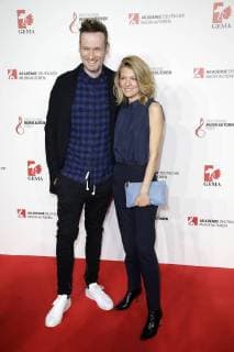 Ella Endlich mit Begleitung bei der 10. Verleihung des Deutschen Musikautorenpreises 2018 im Hotel Ritz Carlton. Berlin, 15.03.2018