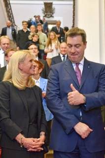 Markus SOEDER (Ministerpraesident Bayern) mit Ehefrau Karin Baumueller Soeder,thumb up,Daumen hoch, Wahl und Vereidigung des neuen Bayerischen Ministerpraesidenten am 16.03.2018 im Bayerischen Landtag,Maximilianeum in Muenchen,126.Sitzung des Bayerischen Landtgags. *** Markus SOEDER Minister President of Bavaria with wife Karin Baumueller Soeder thumb up Thumbs up Election and swearing in of the new Bavarian State Premier on 16 03 2018 in the Bavarian State Parliament Maximilianeum in Munich 126 Meeting of the Bavarian State Parliament