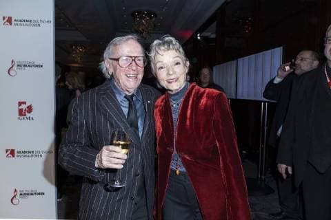 Musiker Klaus Doldinger und seine Ehefrau Inge Doldinger mit einem Glas Sekt bei dem Musikautorenpreis am 16.03.2018 in Berlin
