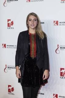 Gewinnerin des Nachwuchspreises Anna-Marlene Bicking bei dem Musikautorenpreis am 16.03.2018 in Berlin
