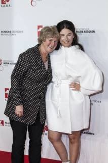 (L-R) Monika Gruetters mit Preisgewinnerin Balbina Jagielska bei dem Musikautorenpreis am 16.03.2018 in Berlin