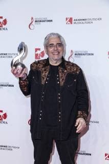 Vokalist und Preisgewinner David Moss bei der 10. Verleihung des Musikautorenpreises am 16.03.2018 in Berlin