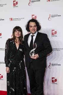 Komponist und Preisträger Enis Rotthoff und Sängerin und Schauspielerin Ina Paule Klink bei der 10. Verleihung des Musikautorenpreises am 16.03.2018 in Berlin