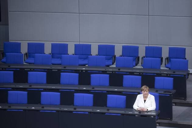 Angela Merkel, New German Government Sworn In DEU, Deutschland, Germany, Berlin, 14.03.2018 Bundeskanzlerin Angela Merkel CDU sitzt alleine auf der Regierungsbank nachdem sie ihren Eid nach der Wiederwahl zur Kanzlerin geleistet hat im Plenarsaal Deutscher Bundestag, Reichstag, in Berlin. Das vierte Kabinett unter Fuehrung von Merkel nimmt ab sofort seine Arbeit auf nachdem sechs Monate zur Regierungsbildung vonnoeten war. Bildung einer Grossen Koalition Groko. > German Chancellor Angela Merkel takes a seat alone on the government bench moments after she took her oath to serve her fourth term as chancellor following her election by the Bundestag at a session of the German parliament Deutscher Bundestag on March 14, 2018 in Berlin, Germany. Members of the new German government, a coalition between Christian Democrats CDU CSU and Social Dem