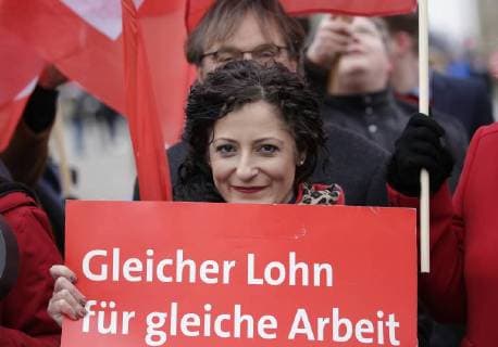Cansel Kiziltepe, SPD, Deutschland, Berlin, Brandenburger Tor, Pariser Platz, Mitmach-Aktion des Deutschen Gewerkschaftsbundes zum Equal Pay Day Teilnahme BM in Giffey und BM Heil, 16.03.2018 *** Cansel Kiziltepe SPD Germany Berlin Brandenburg Gate Pariser Platz Participation Action of the German Trade Union Confederation on Equal Pay Day Participation BM in Giffey and BM Heil 16 03 2018