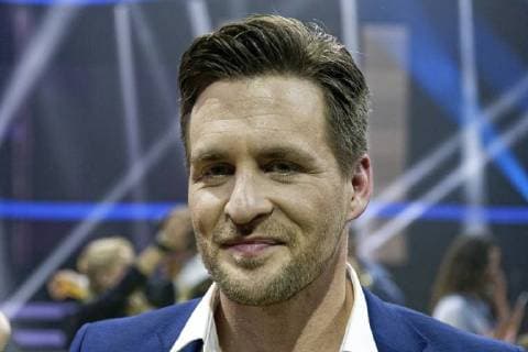 Dein Song - das Jubiläumsfinale. Gewählt wurde der Songwriter des Jahres 2018. Format des ZDF für den Kinderkanal KIKA. Nach Bekanntgabe der Abstimmung, aus welcher der zehnjährige Jonah aus Düsseldorf als Sieger hervorging, spielt dieser bei ausgelassener Stimmung den Siegertitel zum Abschluss noch einmal. Der Titel des Siegertitels lautet Ich möchte nicht mehr zuschauen und ist ausgesprochen politisch. Im Bild der Pate von Felix, der Sänger und erste DSDS-Gewinner (2003) Alexander Klaws. Köln Nordrhein-Westfalen Deutschland