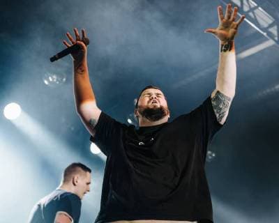 Feine Sahne Fischfilet in der Columbiahalle Die Punkband Feine Sahne Fischfilet spielte am 16.03.2018 in der ausverkauften Berliner Columbiahalle. Mit im Gepäck ihr neu erschienenes Album STURM UND DRECK., Berlin Berlin Deutschland Columbiahalle
