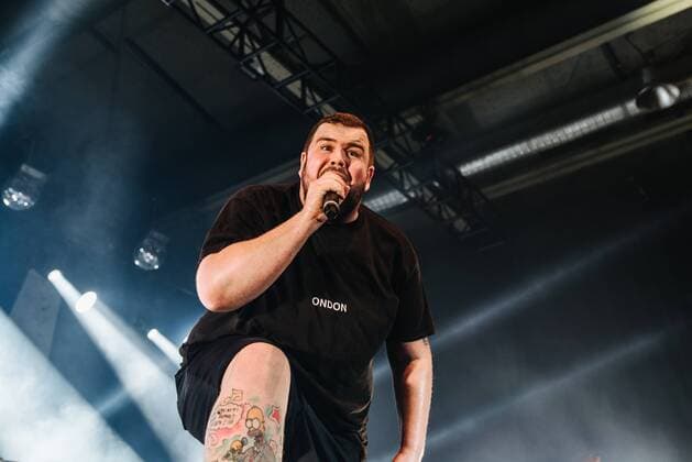 Feine Sahne Fischfilet in der Columbiahalle Die Punkband Feine Sahne Fischfilet spielte am 16.03.2018 in der ausverkauften Berliner Columbiahalle. Mit im Gepäck ihr neu erschienenes Album STURM UND DRECK. Hier im Bild Sänger Jan Gorkow - besser Bekannt als Monchi., Berlin Berlin Deutschland Columbiahalle