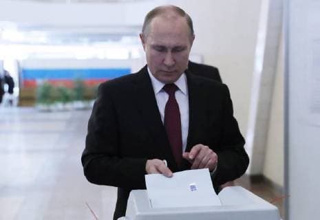 Bilder des Tages MOSCOW, RUSSIA â€“ MARCH 18, 2018: Russia s incumbent president Vladimir Putin casts his ballot during the 2018 Russian presidential election at a polling station in the Russian Academy of Sciences headquarters. Mikhail Metzel TASS  TS0782F3