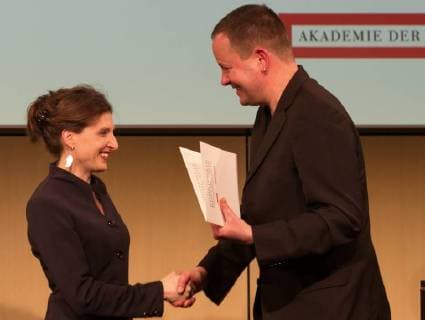 Kunstpreis 2018 Preisverleihung der _Jubiläumsstiftung 1848 1948_am 18.03.2018 in der Akademie der Künste Berlin_Daniela Danz_LIteratur_links_bei der Preisübergabe durch Klaus Lederer-Senator für Kultur und Europa *** Art Prize 2018 Award Ceremony of the Jubilee Foundation 1848 1948 on 18 03 2018 in the Academy of Arts Berlin Daniela Danz LIteratur left at the award ceremony by Klaus Lederer Senator for Culture and Europe