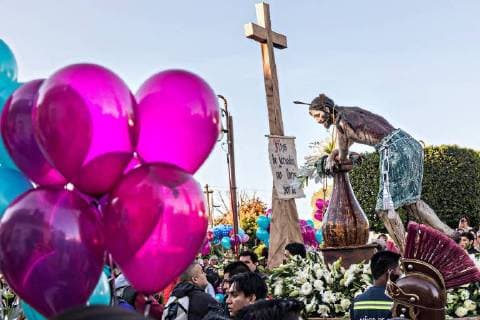 March 18, 2018 - San Miguel De Allende, Guanajuato, Mexico - Roman Catholic faithful carry a life-sized figure of Christ eight miles from Atotonilco to San Miguel during the Our Lord of the Column procession marking the start of Holy Week March 18, 2018 in San Miguel de Allende, Mexico. Holy week lasts two weeks in the festival central Mexican town. San Miguel De Allende Mexico - ZUMAe02_ 20180318_zaf_e02_006 Copyright: xRichardxEllisx